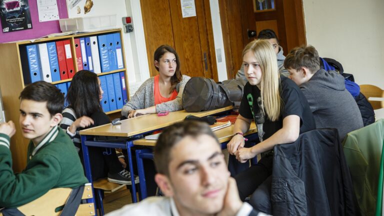 Elever i klasseværelse