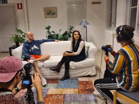 Youth Cultural Innovation Forumin osallistujia olohuoneessa valmistelemassa videointia.