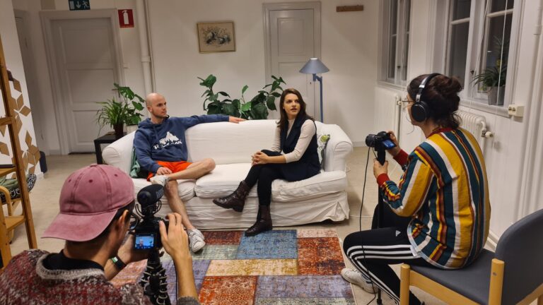 Youth Cultural Innovation Forumin osallistujia olohuoneessa valmistelemassa videointia.