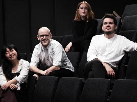 Kaksi naista ja kaksi miestä istuu teatterissa