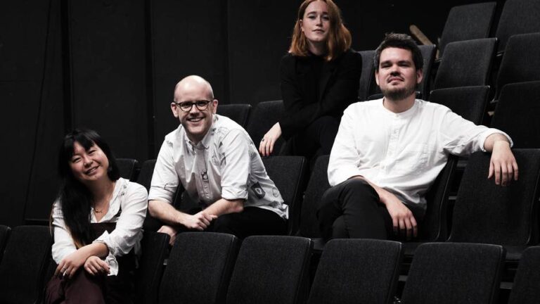 Kaksi naista ja kaksi miestä istuu teatterissa