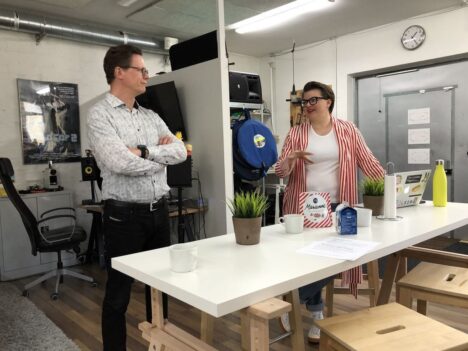 Jukka Maarianvaara och Lottaliina Pokkinen står och talar i inspelningsstudion.