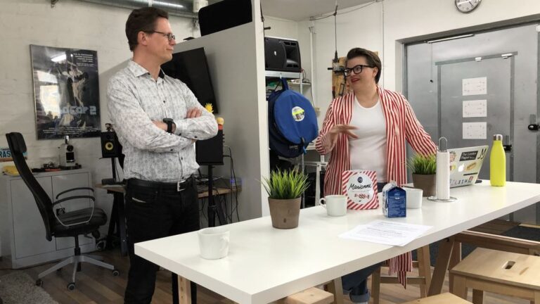 Jukka Maarianvaara och Lottaliina Pokkinen står och talar i inspelningsstudion.