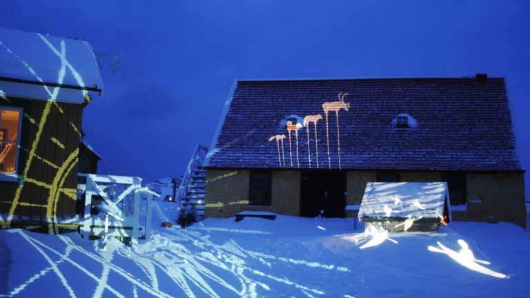 Bild från en mediecontainers resa i Norden och till Kalaallit Nunaat (Grønland). Projektet ANERSAAQ / ANDI / ÅND - spiri of place - mediekunstprojekt på rejse har mottagit understöd från Nordisk kulturkontakt. Här vid Paamiut konstmuseum med konstverk av Mia Lindenhann och foto Karen Thastum.