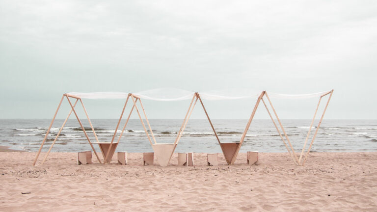 Konstverk i trä på en strand av det unga lettiska arkitektteamet Marija Katrina Dambe och Floria Betat.