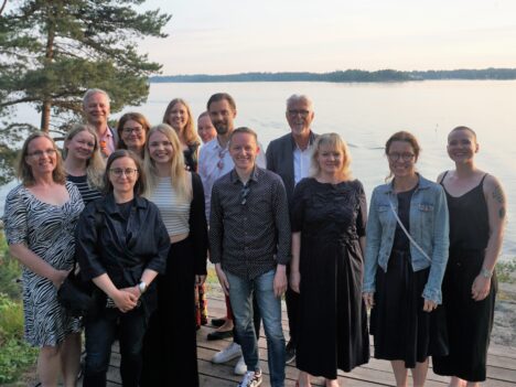 Pohjoismaisen kulttuuripisteen henkilöstö Hanasaaren laiturilla.