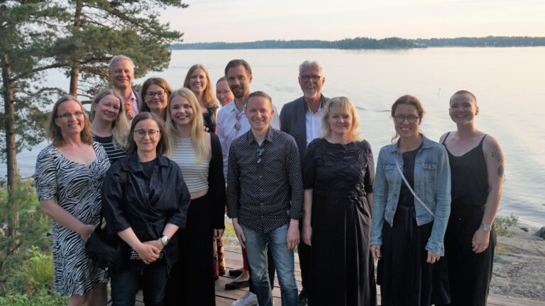 Pohjoismaisen kulttuuripisteen henkilöstö Hanasaaren laiturilla.