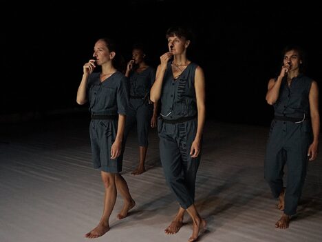 Neljää tanssijaa teoksessa SonoR.