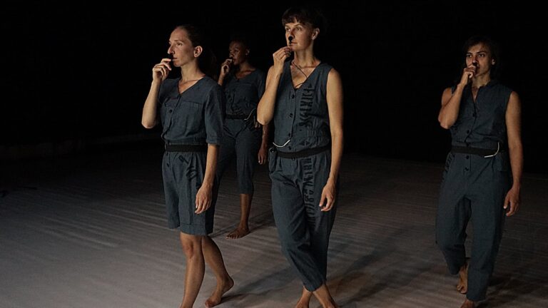 Kolme tanssijaa teoksessa SonoR.