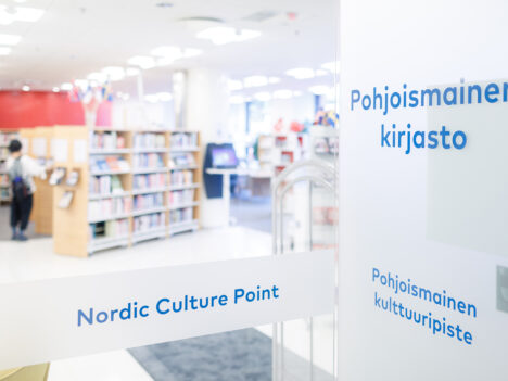 Öppen dörr till Nordisk kulturkontakts bibliotek.