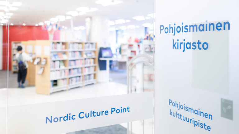 Öppen dörr till Nordisk kulturkontakts bibliotek.