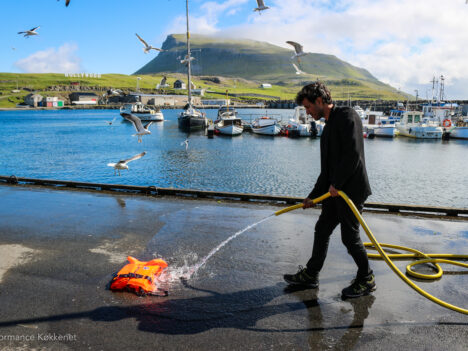 Mies lja vesiletku laiturilla