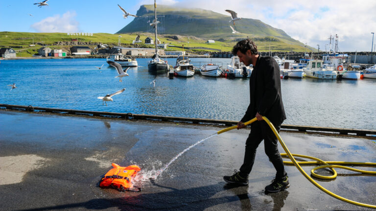 Mies lja vesiletku laiturilla