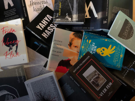 Böcker utspridna huller om buller över ett bord