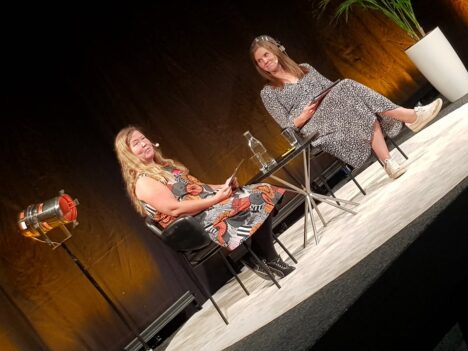 Anna Hällgren och Amanda Audas Kass på biblioteksscenen vid Bokmässan i Göteborg 2021.