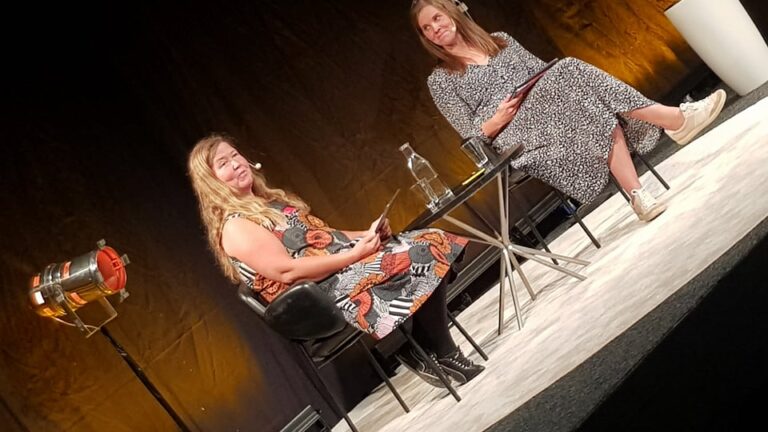 Anna Hällgren och Amanda Audas Kass på biblioteksscenen vid Bokmässan i Göteborg 2021.