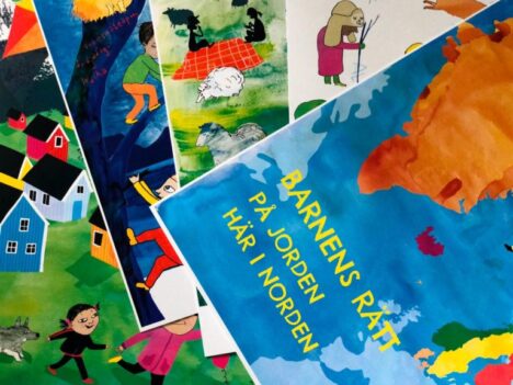 Värikkäitä taideteoksia päällekkäin.