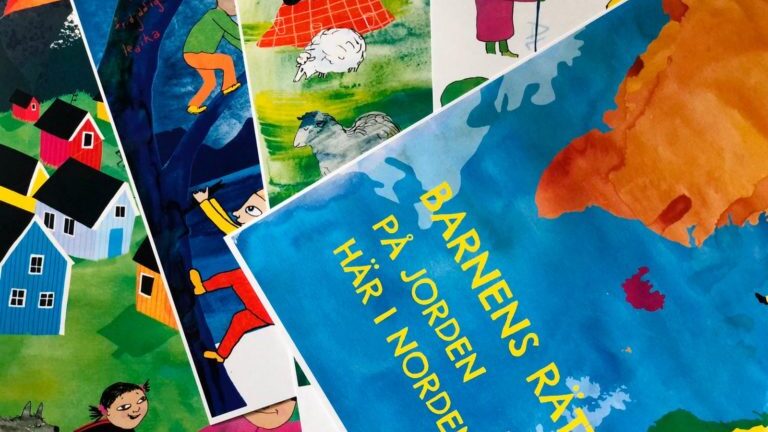 Värikkäitä taideteoksia päällekkäin.