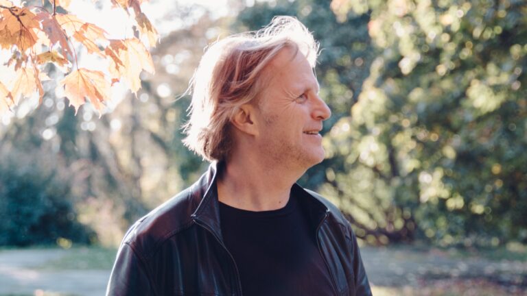 DJ Bunuel står under ett träd i höstsolen.