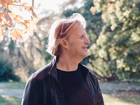 DJ Bunuel står under ett träd i höstsolen.