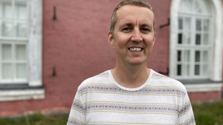 Geir Lindahl står framför Nordisk kulturkontakts kontorsbyggnad på Sveaborg.