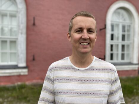 Geir Lindahl står framför Nordisk kulturkontakts kontorsbyggnad på Sveaborg.