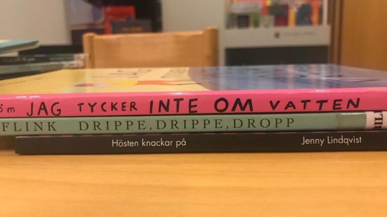 Tre böcker i en hög på ett bord. Bokryggarnas titlar bildar dikten "Jag tycker inte om vatten / Drippe drippe dropp / Hösten knackar på."