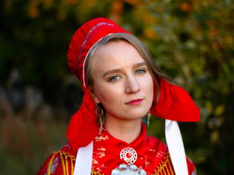 Petra Laiti saamenpuvussa