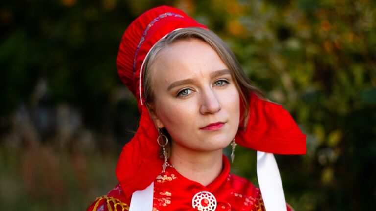 Petra Laiti saamenpuvussa