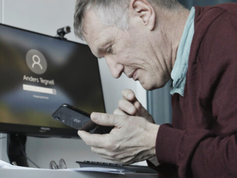 Anders Tegnell sitter vid sin dator