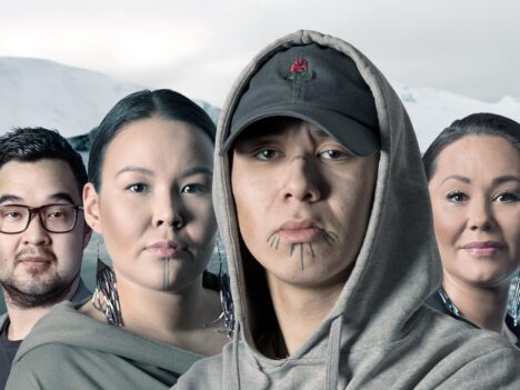 The four main characters of the film "The battle for Greenland" against a Greenlandic landscape in the background.