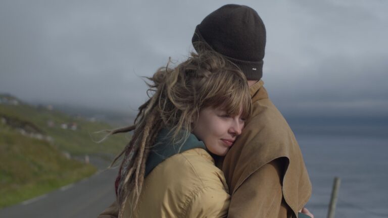 Mies ja nainen syleilevät toisiaan ulkona