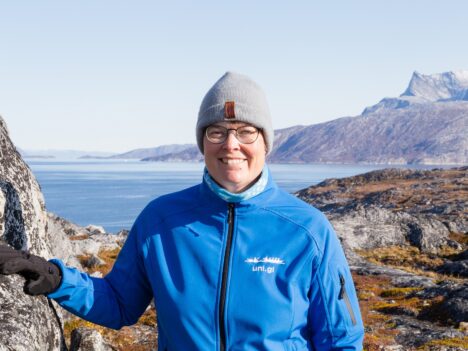 Maria Ackrén står ute i den Grönländska naturen
