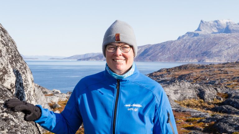 Maria Ackrén står ute i den Grönländska naturen