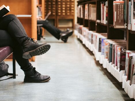 Filk läser på ett bibilotek