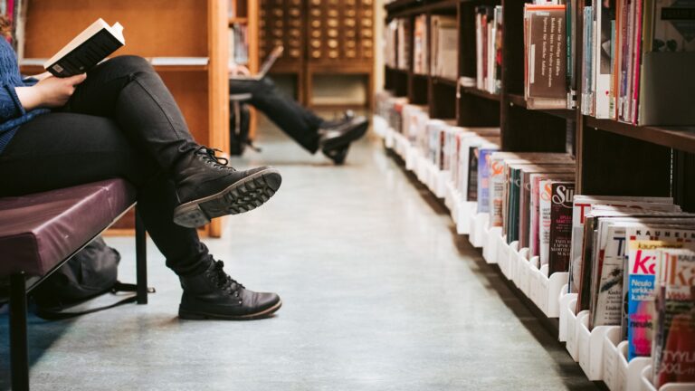 Filk läser på ett bibilotek