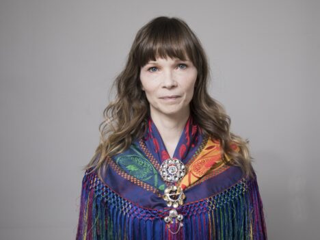 Porträtt av Ann-Helén Laestadius i samisk dräkt.