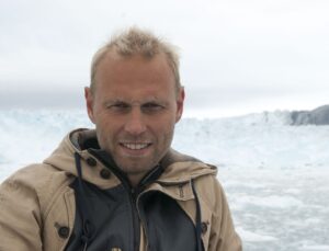 Bo Normander framför en glaciär