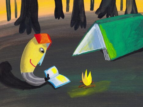 Bokbananen läser en bok vid lägerelden. Ett boktält står intill.