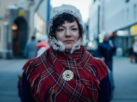 S´mi woman standing on a pedestrian street.
