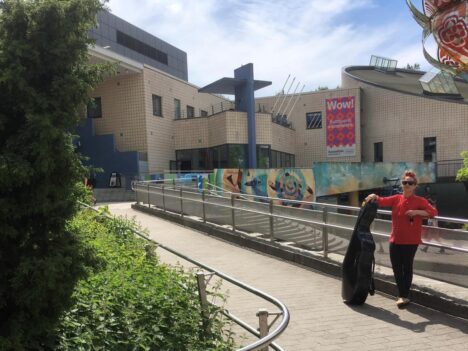 Musiker med cello utanför Gamlasgården.