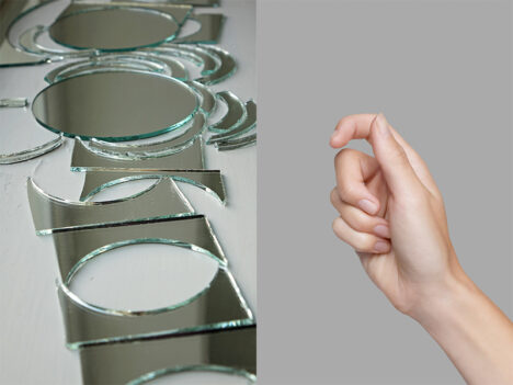 Bild av runda speglar på ett bord och en hand