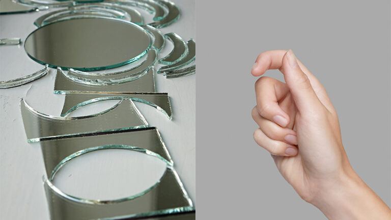 Bild av runda speglar på ett bord och en hand