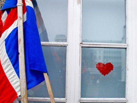 Isländsk flagga och ett rött hjärta