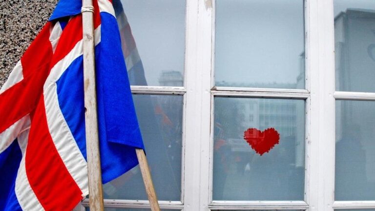 Isländsk flagga och ett rött hjärta