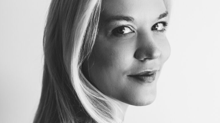 Svartvitt porträtt av Johanna Holmström