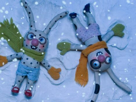 Bild ur filmen "Prick och fläck snöar in" av Lotta och Uzi Geffenblad. Två kaniner gör snöänglar.