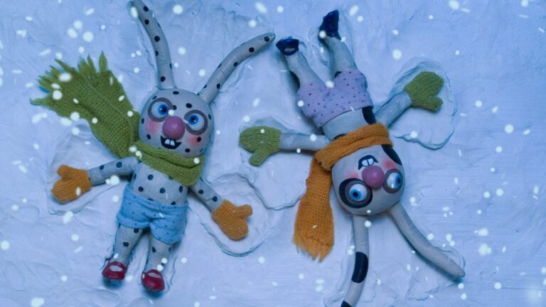 Bild ur filmen "Prick och fläck snöar in" av Lotta och Uzi Geffenblad. Två kaniner gör snöänglar.